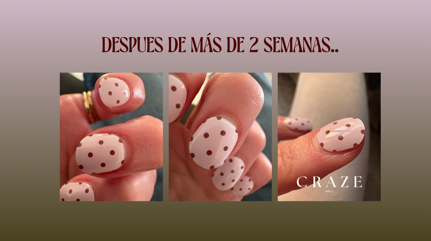 Primer plano de uñas con gel stickers brillantes de Craze después de más de dos semanas, mostrando el crecimiento natural y el proceso de retirada suave con aceite y palito de madera.